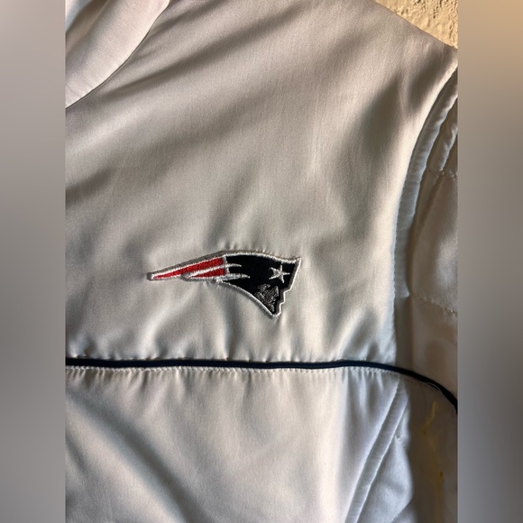 NFL New England Patriots White Team Apparel Jacket Medium full zip puffer sports - Picture 2 of 10